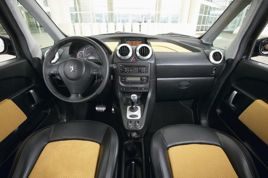 Торпедо Peugeot 1007 RC Concept 2004 года  (фото 14 из 35)